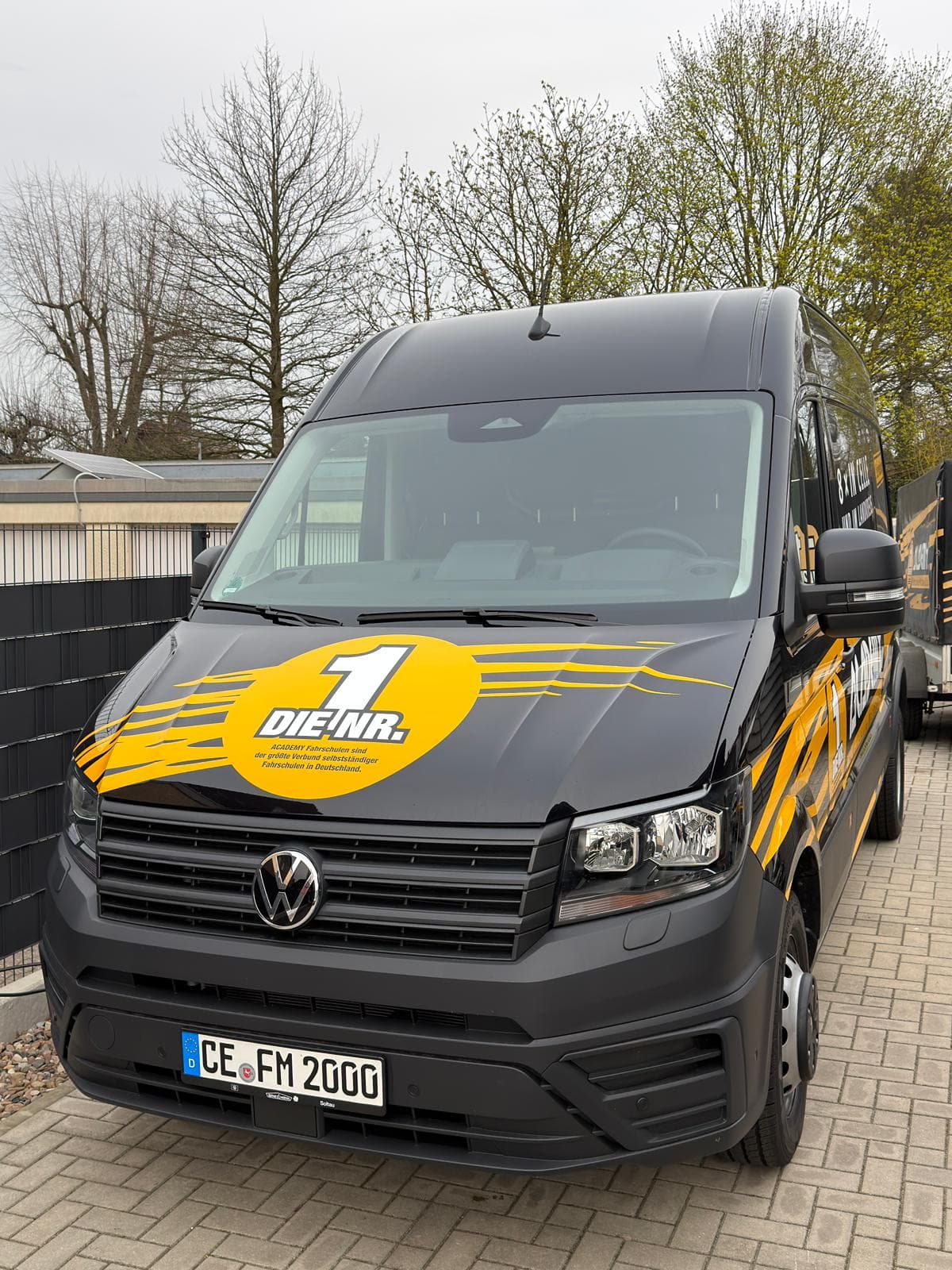 Ihr wollt die Fahrerlaubnis Klasse C1 erwerben? Das könnt ihr jetzt auf unserem nagelneuen VW Crafter machen.